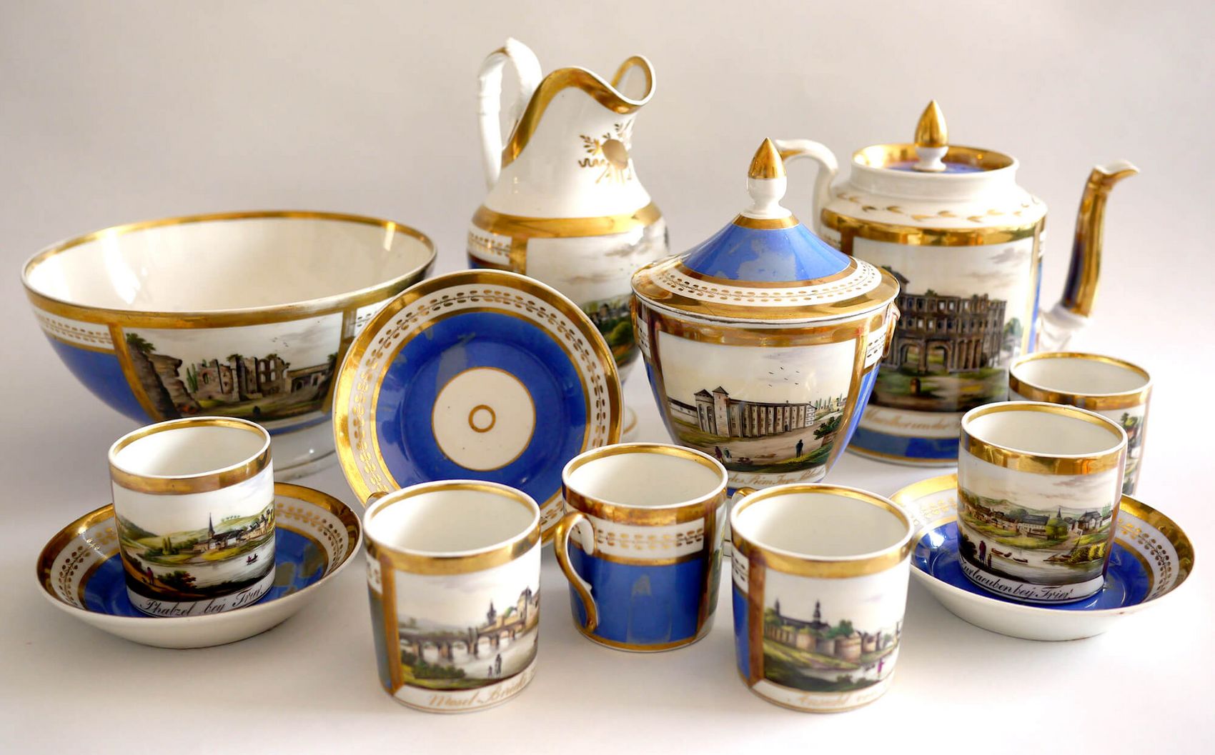 Service mit Trier-Ansichten, Porzellanmanufaktur Trier, Anfang 19. Jahrhundert © Stadtmuseum Simeonstift Trier Ansicht auf ein Service mit Trier-Ansichten, Porzellanmanufaktur Trier, Anfang 19. Jahrhundert.