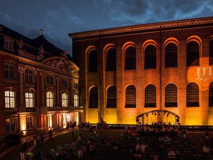 Trier, Kurfürstliches Palais, Mosel Musikfestival © Mosel Musikfestival/Artur Feller Abendaufnahme des Kurfürstlichen Palais in Trier während eines Konzerts des Mosel Musikfestivals.