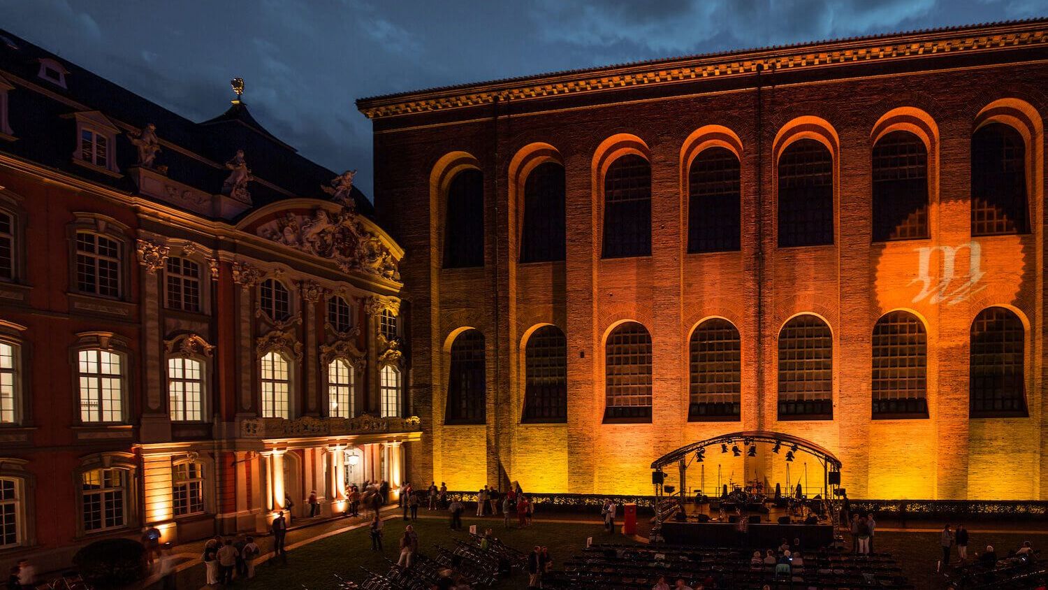 Abendaufnahme des Kurfürstlichen Palais in Trier während eines Konzerts des Mosel Musikfestivals.