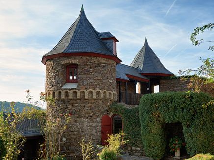 Alken, Romantischer Garten auf Burg Thurant © Mosellandtouristik GmbH / Christopher Arnoldi Romantisches Burgtürmchen und Burggarten