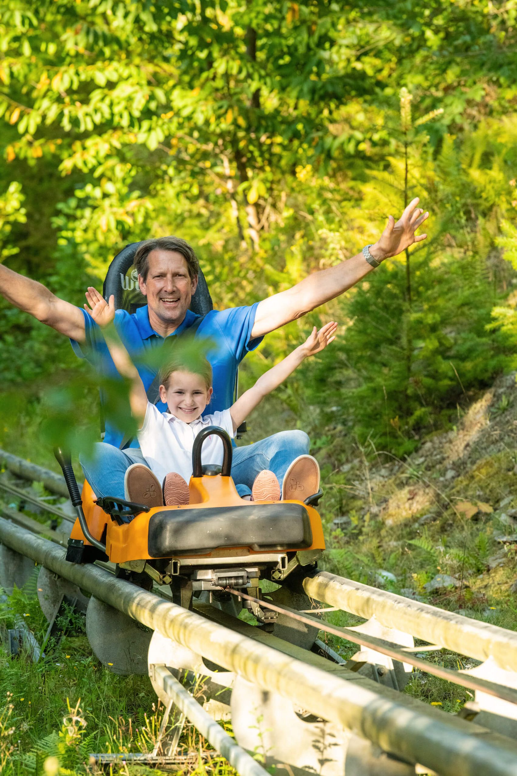 Riol, Fahrt auf der Sommerrodelbahn © Mosellandtouristik GmbH / Dominik Ketz Vater und Tochter fahren ausgelassen auf Rodelbahn