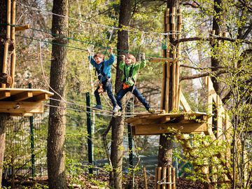 Ansicht auf Kinder beim Klettern im Waldkletterpark Leiwen. 