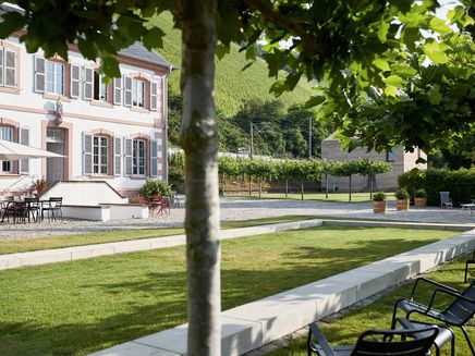 Kanzem, Weingut Cantzheim © Terroir Moselle / Christopher Arnoldi Außenansicht auf das Weingut Cantzheim, im Hintergrund die Weinberge.