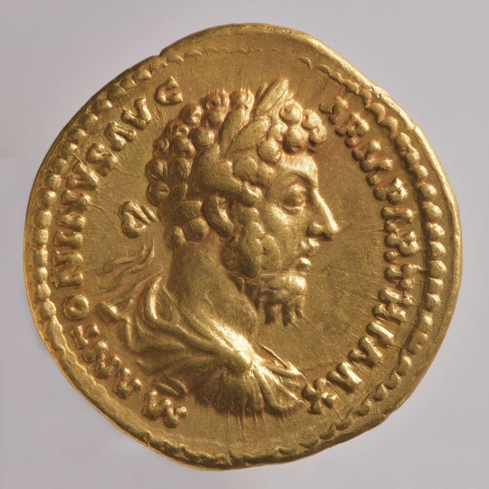 Goldmünze Marc Aurel, © GDKE/Rheinisches Landesmuseum Trier, Thomas Zühmer Goldene Münze mit Konterfei von Marc Aurel