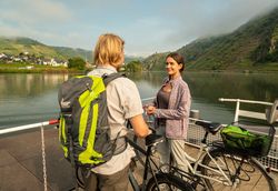 Fährfahrt mit Fahrrädern © Domink Ketz / Mosellandtouristik GmbH Zwei Radfahrer mit Fahrrädern auf einer Flussfähre