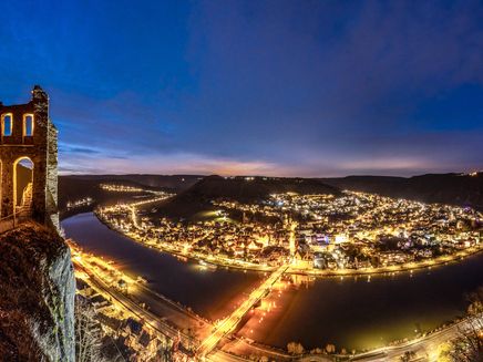 Traben-Trarbach, Abendstimmung © Mosellandtouristik GmbH/Dominik Ketz Ansicht auf das Stadtpanorama Traben-Trarbach bei Nacht.